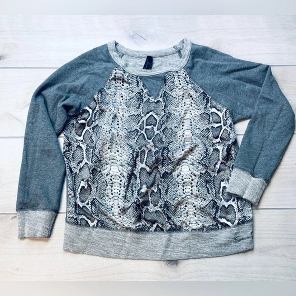 Seven7 Women's Size Medium Snake Print Blouse Front Gray Sweatshirt Casual TopSe